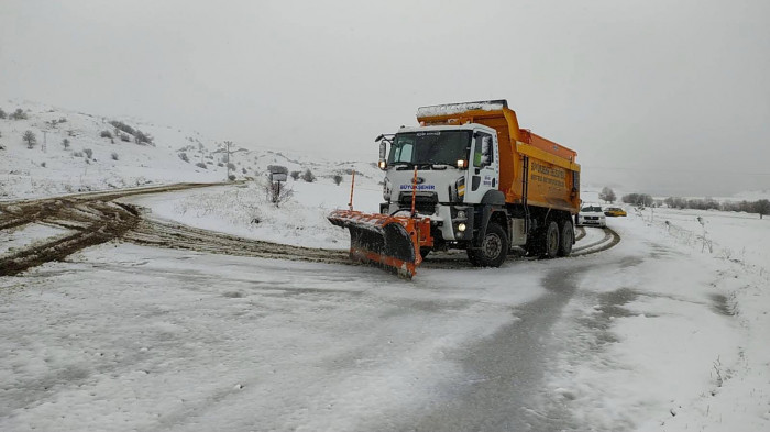 Kızılcahamam'a 2021 yılının ilk karı yağdı